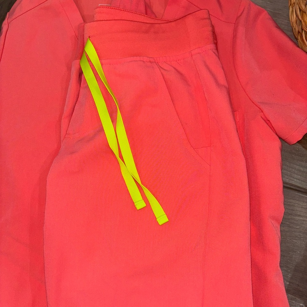 Figs XS petite salmon pink jogger scrub pants